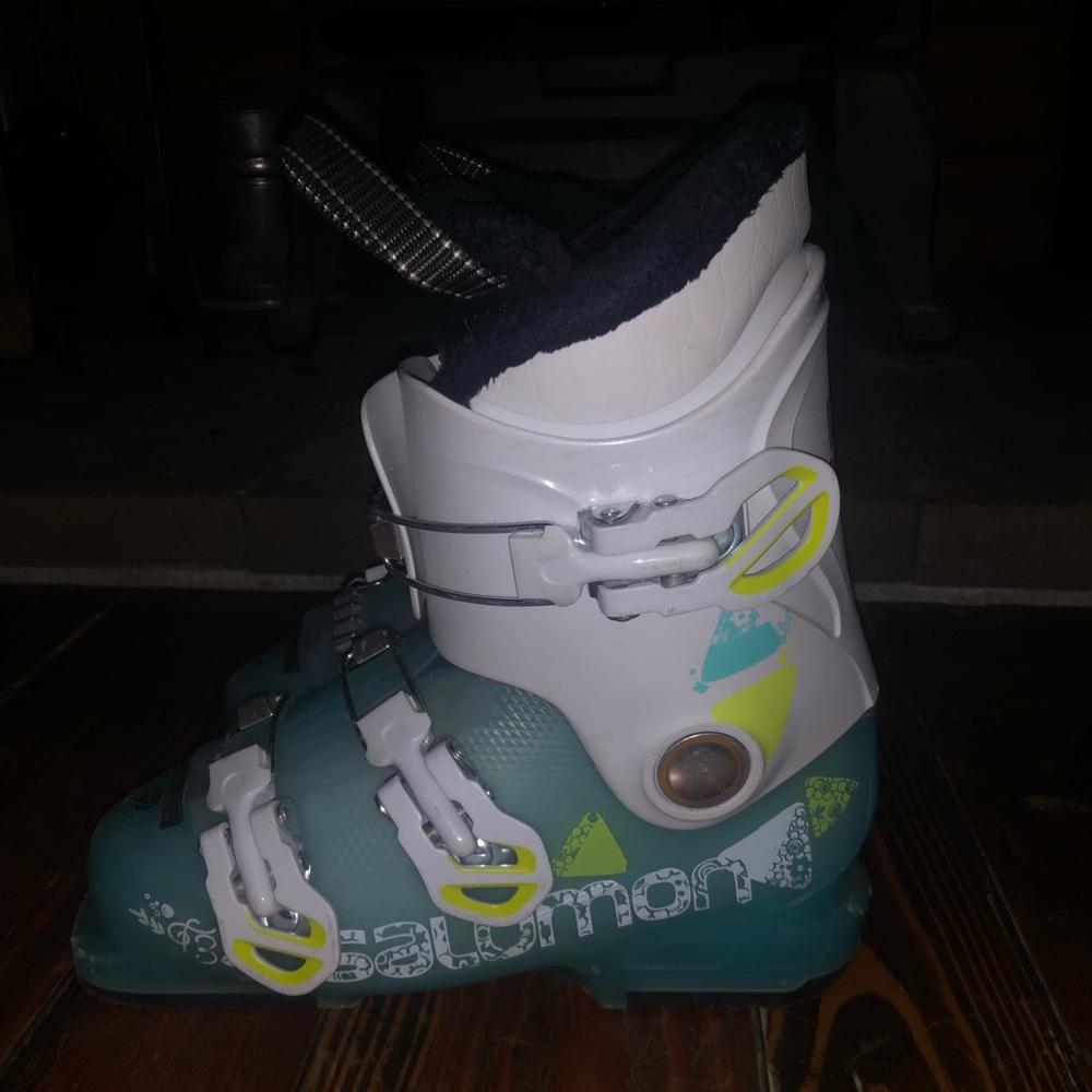 Girls size 22 Salomon ski boots, 265 mm